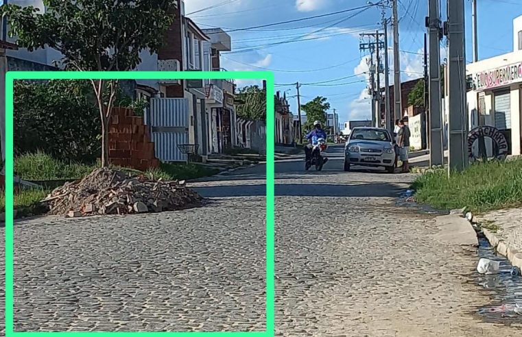 Entulho na principal via da Jaqueira em Conceição do Coité causa risco de acidentes, dificulta o tráfego e gera apelos por ação da prefeitura