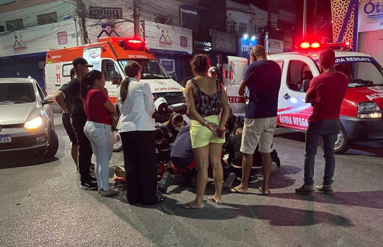 Jovem fica ferida após acidente entre carro e moto no centro de Conceição do Coité; motorista fugiu do local
