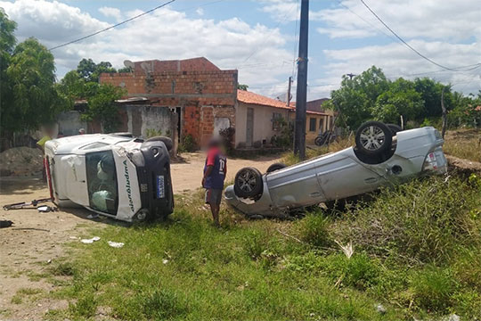 Ambulância da Prefeitura de Santaluz capota após colisão com carro de passeio na BA-409, entre Coité e Serrinha