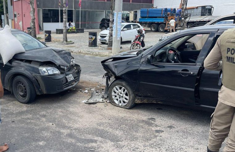Colisão frontal entre dois carros deixa mulher ferida em Conceição do Coité; veículo entrou na contramão