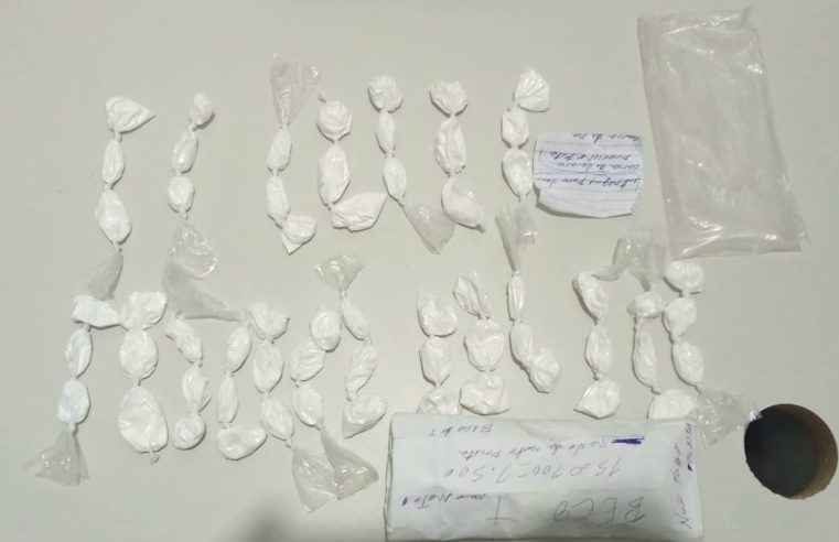 Operação policial em Conceição do Coité resulta em apreensão de 60 trouxas de cocaína; dois suspeitos fogem