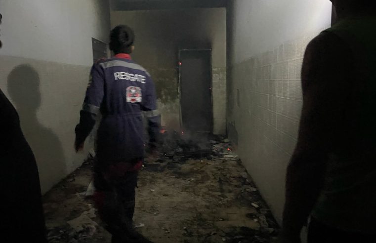 Incêndio em casa abandonada mobiliza equipe do Águia Resgate e moradores no bairro Cruzeiro, em Conceição do Coité