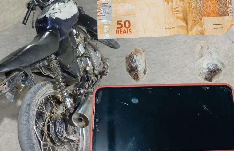 Jovem e adolescente são detidos após perseguição e acidente em Serrinha; moto irregular e drogas foram apreendidas