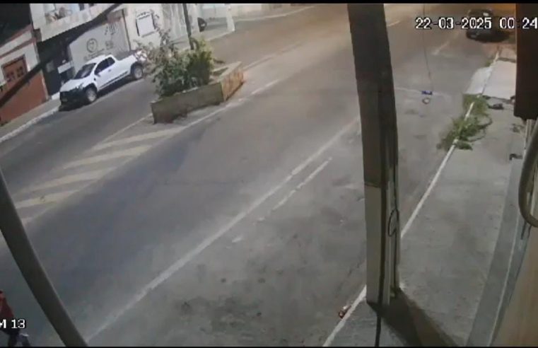 Vídeo flagra momento em que carro atinge veículo estacionado em Conceição do Coité