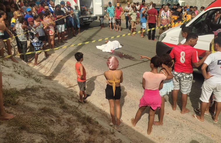 Motociclista morre ao colidir com caminhonete parada em Coité; horas depois, idoso fica ferido após perder controle da moto em estrada vicinal
