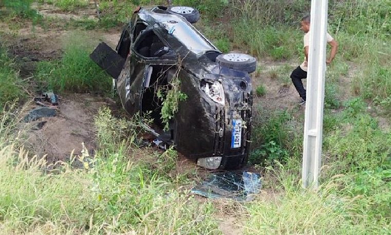 Professores de Coité e Valente ficam feridos após carro capotar em curva da BA-383 em Nordestina