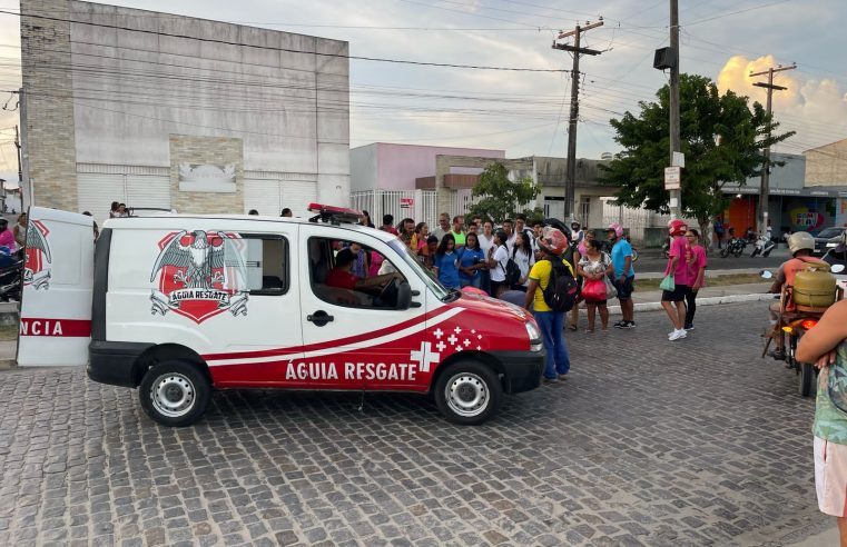 Jovem desmaia e cai de motocicleta em Conceição do Coité; vítima foi socorrida pelo Águia Resgate