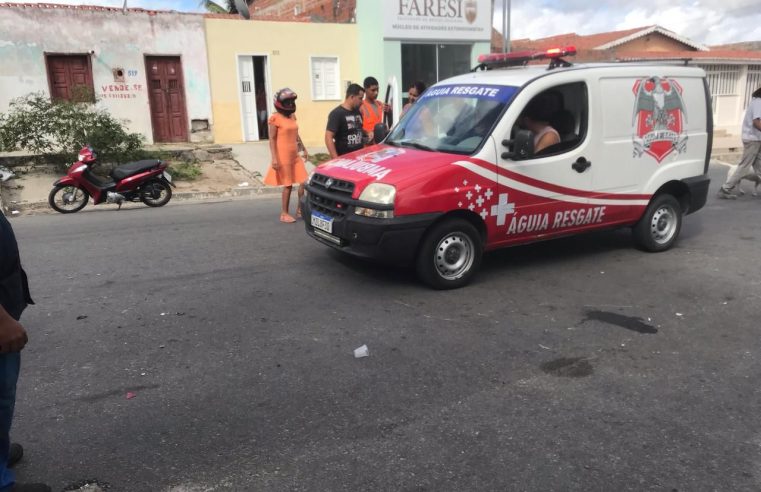 Mulher fica ferida após colisão frontal entre carro e moto em Conceição do Coité; capacete se solta no impacto