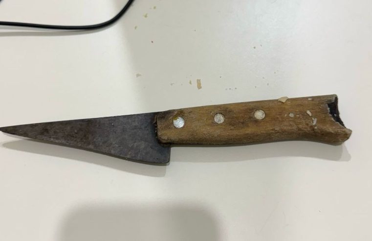 Após discussão no Conjunto Mário da Caixa, em Coité, mulher esfaqueia companheiro e é levada à delegacia