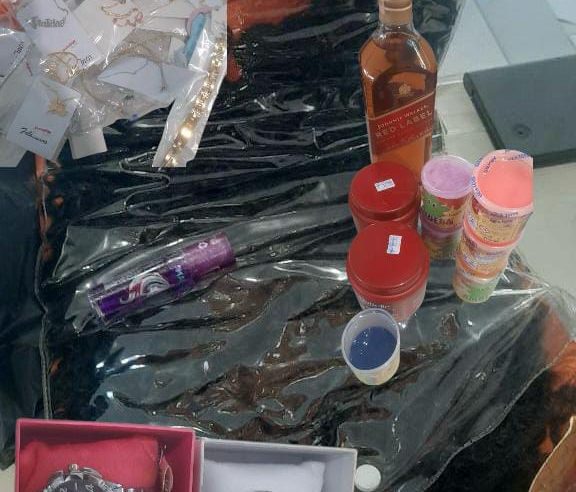 Mulher com criança de colo é presa após furtar loja em Mato Fino, Serrinha, e tentar fugir para Coité com os produtos