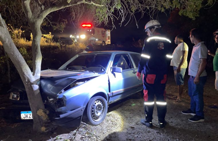 Motorista perde controle de carro, desce ribanceira de 6 metros e colide com árvore na BA-120, entre Coité e Riachão