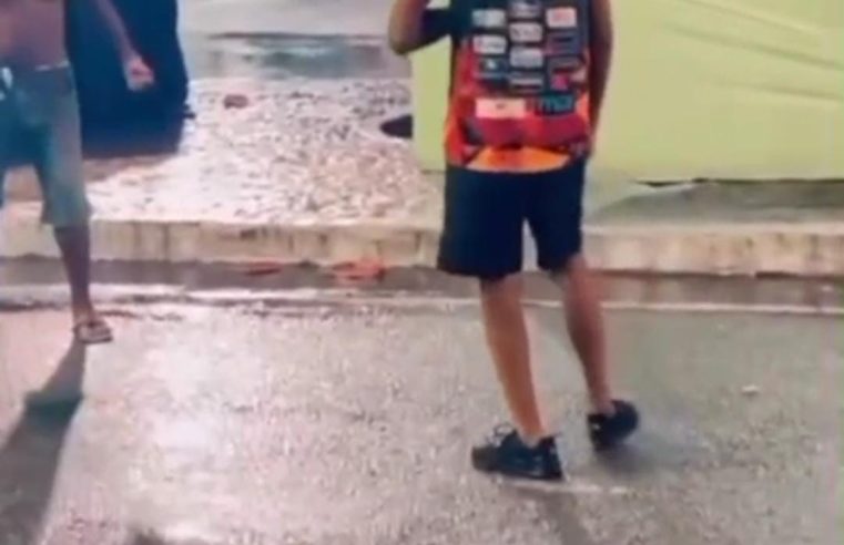Vídeo mostra momento em que folião leva soco e desmaia após provocar homem aparentemente embriagado na Micareta de Conceição do Coité