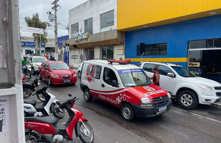 Colisão entre carro carregado de colchões e moto deixa mulher ferida em pleno horário de pico no centro de Conceição do Coité