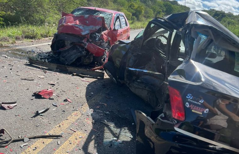 Dois morrem em grave colisão frontal na BA-416: tio e sobrinho viajavam em carros diferentes entre Valente e São Domingos