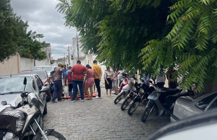 Jovem fica ferida após bater moto em carro estacionado no centro de Conceição do Coité
