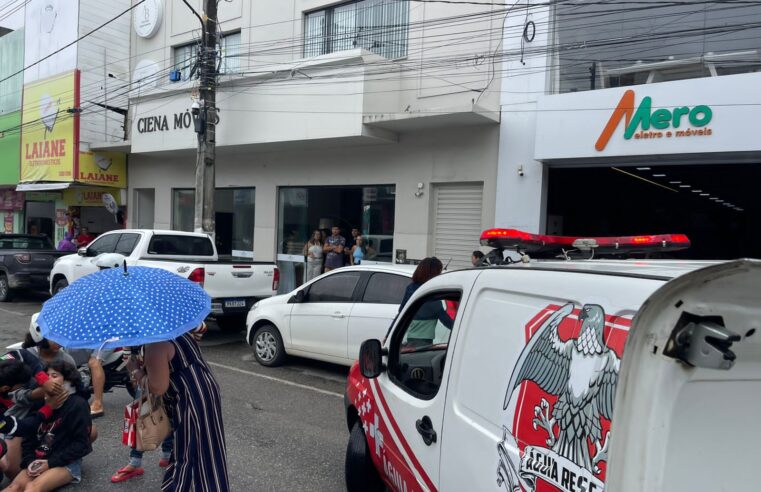 Mulher fica ferida após ser atropelada por motocicleta no centro de Conceição do Coité; condutor da moto também se feriu