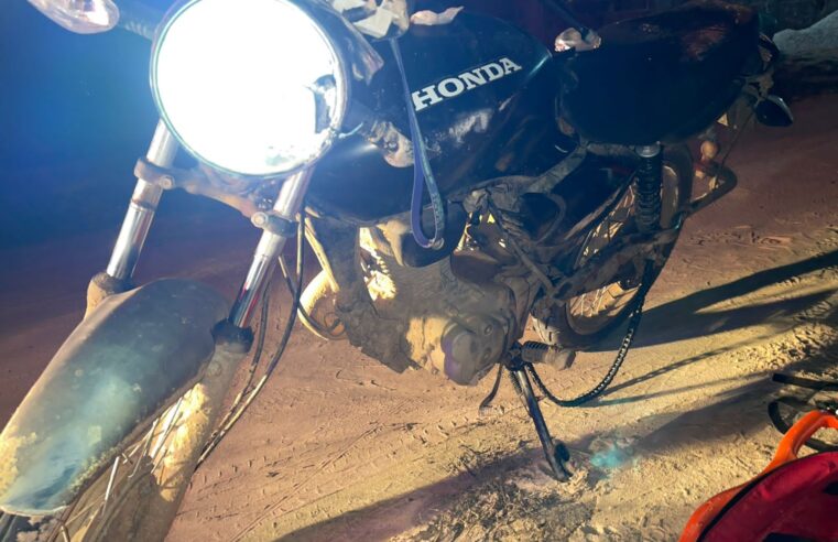 Motociclista fica ferido após perder controle e cair em estrada no bairro Casas Populares, em Coité; vítima bateu o rosto, perdeu dentes e fraturou a mão
