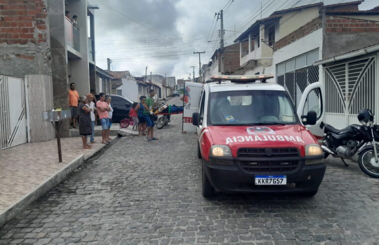 Acidente com moto deixa jovem ferida após atropelar gato em rua do bairro Cruzeiro, em Conceição do Coité