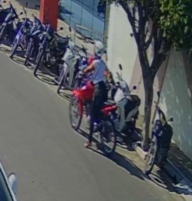 Casal chega de moto, homem desce e furta peça de veículo estacionado em rua de Coité; ação foi rápida e flagrada por câmera