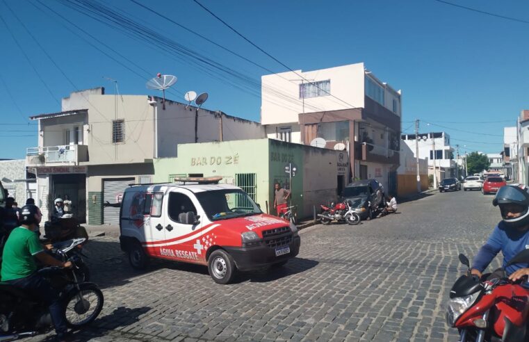 Acidente entre duas motos em cruzamento no centro de Coité deixa mulher com suspeita de fratura e condutor ferido; piloto da outra moto não foi localizado