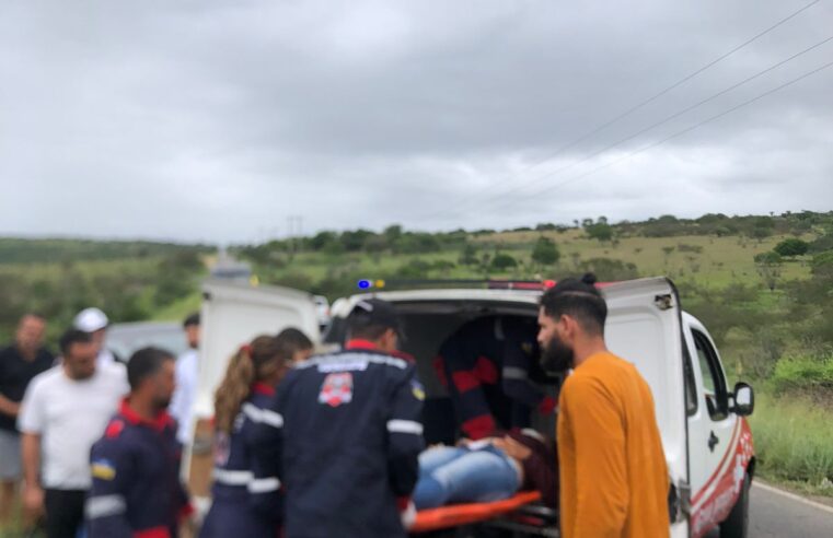 Grávida de três meses fica ferida após acidente de moto na BA-120, em Retirolândia; pneu estourado teria provocado o acidente