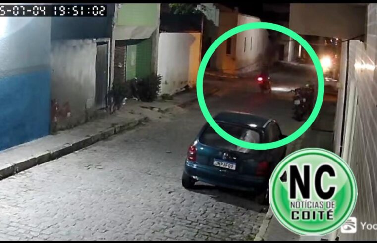 Homem de moto é atingido por carro ao passar em cruzamento em Valente; câmeras registraram o acidente