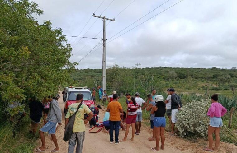 Homem perde controle de motocicleta após bater em obstáculos e fica preso em cerca na zona rural do distrito de Salgadália, em Conceição do Coité; vítima apresenta suspeita de fratura