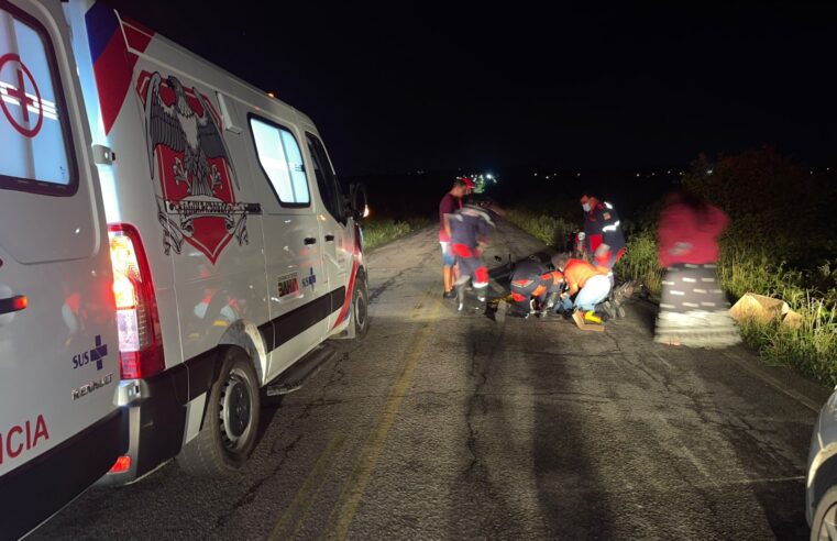 Motociclista natural de Santaluz sofre grave acidente ao cair em buraco na BA-409, entre Coité e Serrinha; vítima teve fratura exposta e foi transferida para o HGE