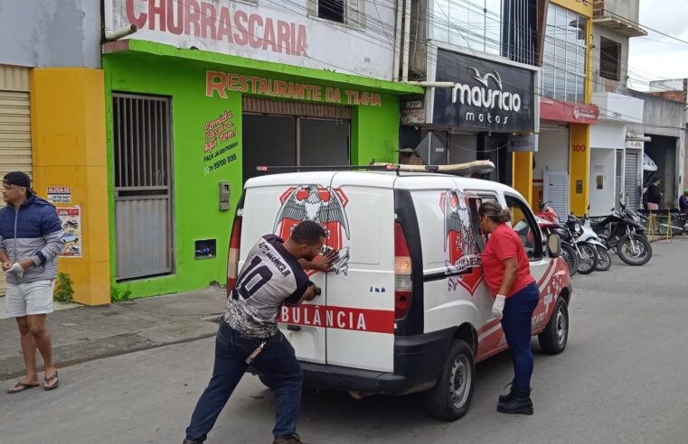 Pedestre tropeça em moto estacionada e fica ferida na Avenida Senhora Santana, em Conceição do Coité