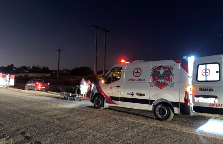 Pneu de moto estoura e provoca queda que deixa casal ferido na BA-120, próximo ao distrito de Santa Rosa, em Conceição do Coité; mulher teve suspeita de fratura no crânio