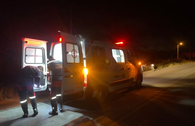 Morador de Serrinha sofre acidente de moto em curva da BA-411 e é encaminhado para a emergência do Hospital Português, em Conceição do Coité