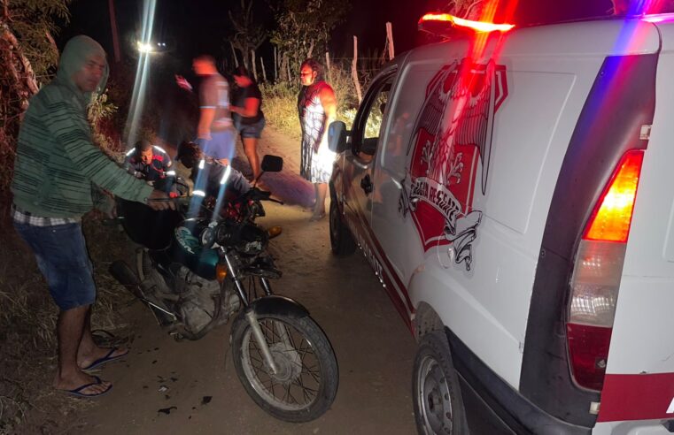 Jovem de 24 anos sofre grave acidente de moto e fica inconsciente após colisão com árvore na zona rural de Conceição do Coité