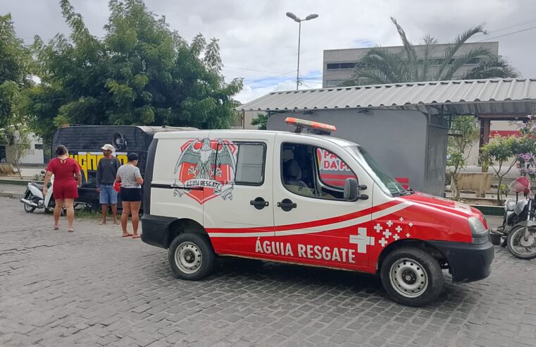 Mulher fica ferida após acidente de moto ao desviar de cachorro na Praça da Bíblia, em Conceição do Coité
