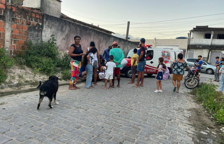 Acidente entre carro e moto deixa jovem ferida no bairro Fluminense, em Conceição do Coité; vítima sofreu fratura e escoriações