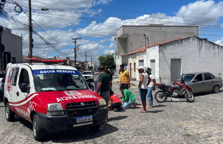 Moradora do bairro Casas Populares fica ferida após colisão entre carro e moto em Conceição do Coité