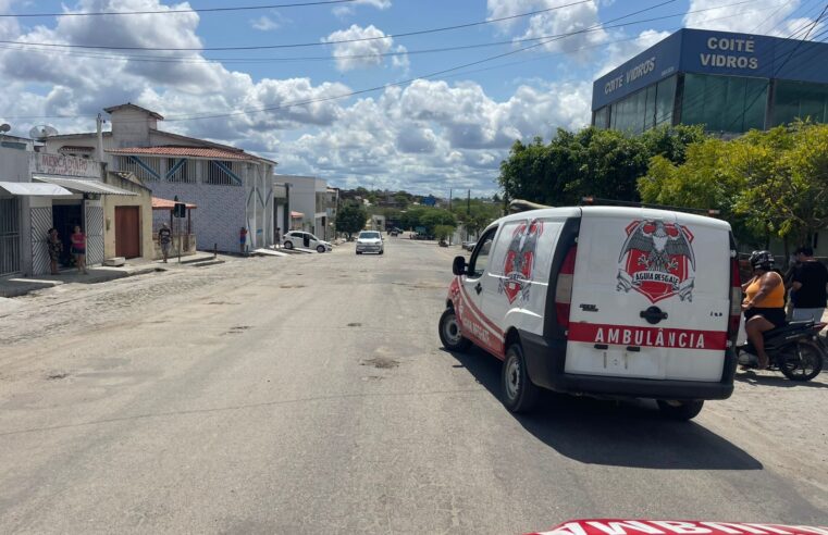Mulher fica ferida e com suspeita de fraturas após acidente entre carro e moto em Conceição do Coité