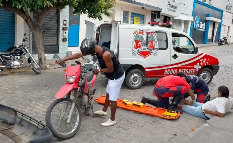 Motociclista fica ferido após colisão entre carro e moto no centro de Conceição do Coité