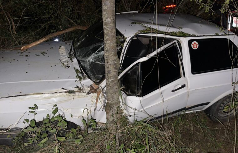 Motorista é socorrido pelo Águia Resgate após capotar carro, descer ribanceira e colidir em árvore na BA-409, nas proximidades do distrito de Bandiaçu, em Conceição do Coité