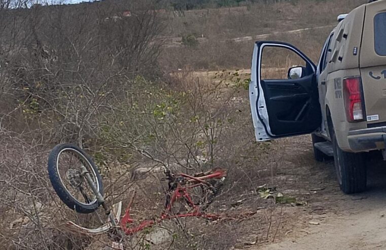 Moto com chassi ilegível e placa feita à mão é localizada desmontada em Santaluz; veículo pode ser de Conceição do Coité