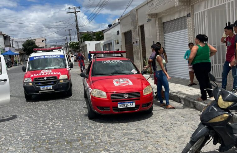 Fogo em residência ao lado do Conselho Tutelar mobiliza equipes de resgate em Conceição do Coité; idosa é socorrida com queimaduras leves