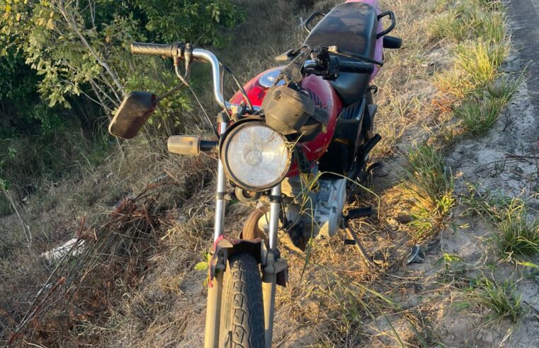 Buraco na BA-120 causa acidente e deixa mulher ferida; vítima perdeu controle da moto e desceu ribanceira entre Coité e Riachão