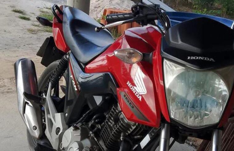 Caminhando como pedestre, homem se aproxima, liga a moto e foge: câmera flagra furto no centro de Conceição do Coité