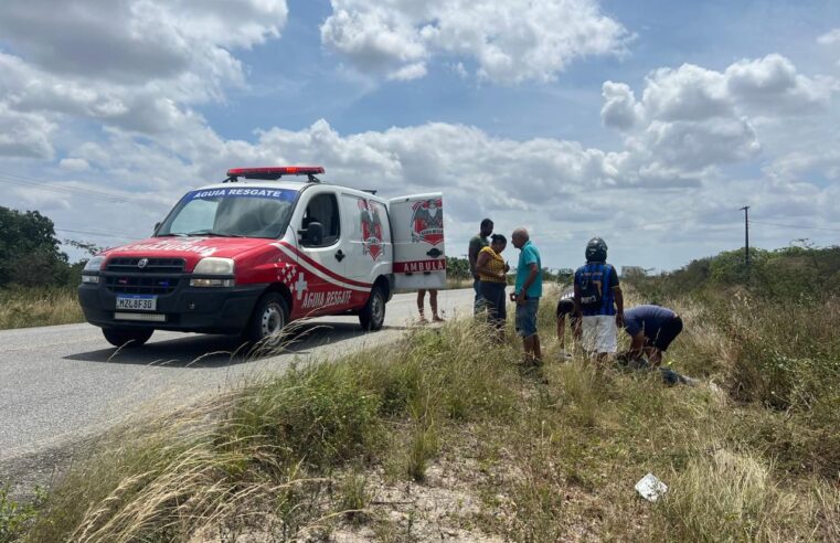 Morador do bairro da Jaqueira fica ferido após acidente de moto na BA-409, em Conceição do Coité; pneu estourou e vítima caiu em ribanceira