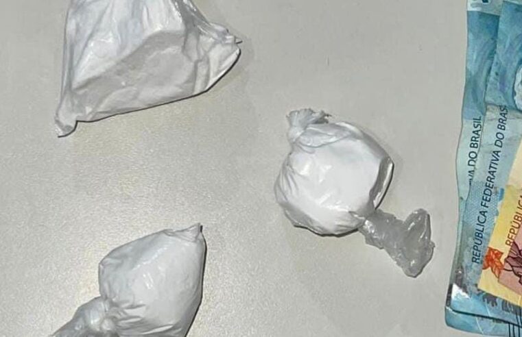 Jovem é conduzido pela CETO com porções de cocaína no Conjunto Habitacional Mário da Caixa, em Conceição do Coité