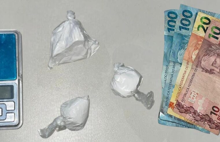 Jovem é conduzido pela CETO com porções de cocaína no Conjunto Habitacional Mário da Caixa, em Conceição do Coité