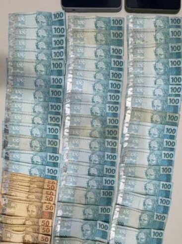 Dupla é presa em Conceição do Coité após exigir dinheiro para devolver motocicleta furtada; ação da PM recupera veículo e apreende mais de R$ 5 mil