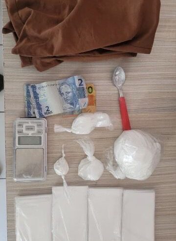 Mulher é flagrada com cocaína e materiais do tráfico durante patrulhamento da CETO em Conceição do Coité
