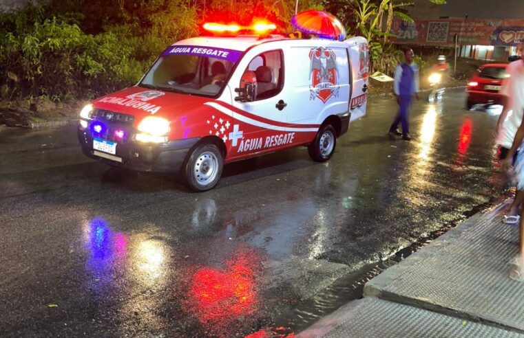 Motociclista fica ferida após ser atingida por porta de carro na Avenida Senhora Santana, em Conceição do Coité
