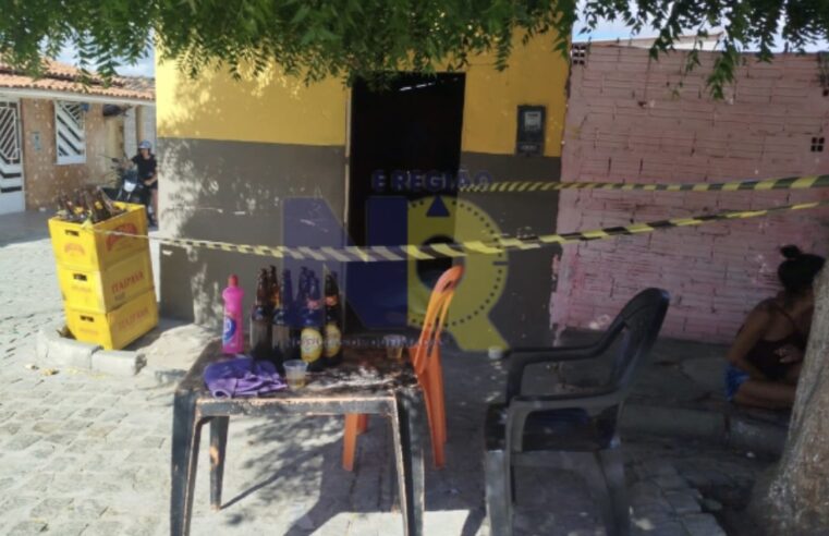 Homem conhecido como “Meleca” é assassinado a tiros dentro de bar na Praça da Liberdade, em Queimadas; vítima foi surpreendida por atirador em motocicleta