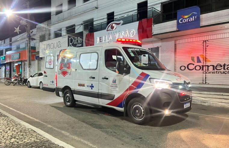 Jovem de 17 anos fica ferida após colisão entre carro e moto no centro de Conceição do Coité